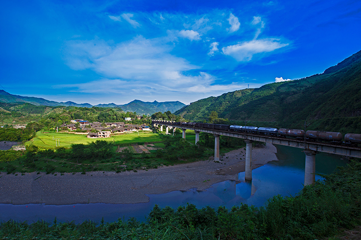 《火車(chē)開(kāi)進(jìn)山寨來(lái)》